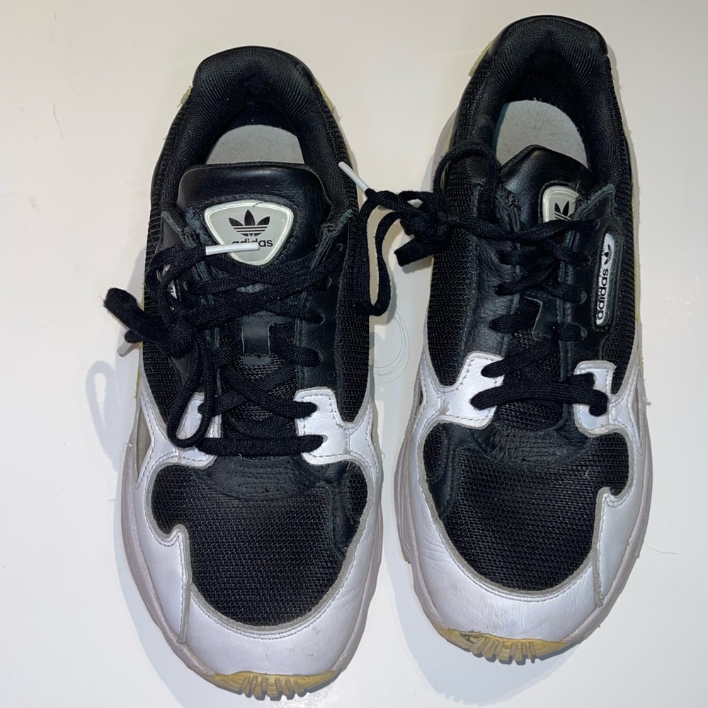 Adidas Tennis Shoes 👟 🐝